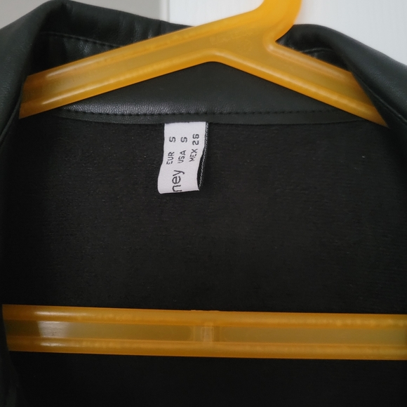 Faux leather black jacket with belt - Picture 2 of 3